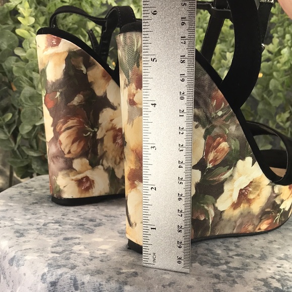 Windsor Open Toe Black Micro Suede Floral Print 5.5” Wedges WMS 8M💐Like NEW💐 - Picture 7 of 9